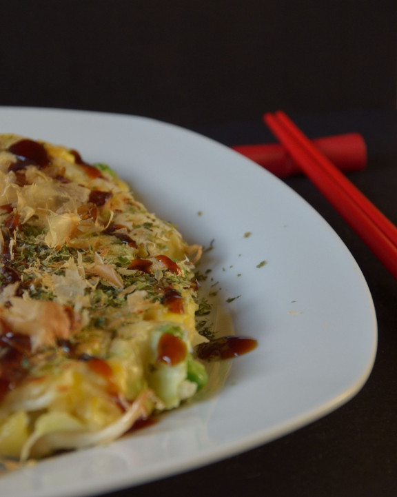 Okonomiyaki mit Stäbchen